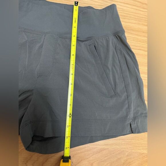 Athleta Trekker North Short Olive Green Size 6 Zipper Pockets, Stretch Waistband - Picture 7 of 11